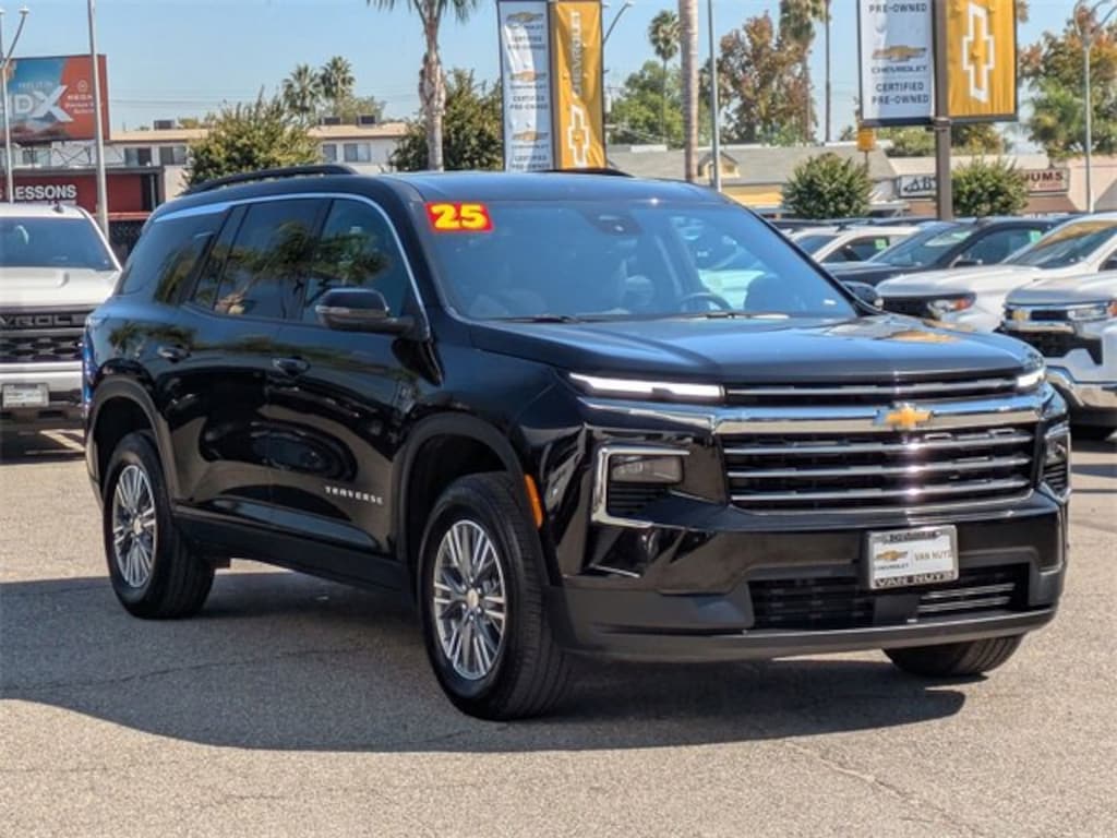 Used 2025 Chevrolet Traverse LT SUV
