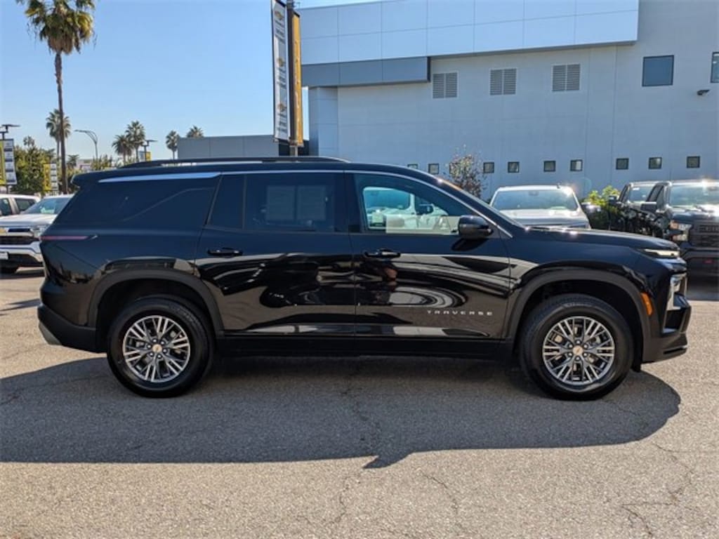 Used 2025 Chevrolet Traverse LT SUV
