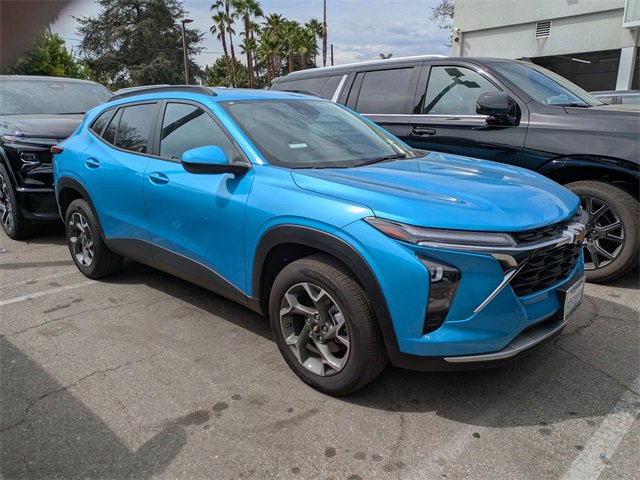 2025 Chevrolet Trax LT photo 2