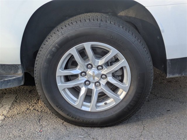 2023 Chevrolet Suburban LT photo 2