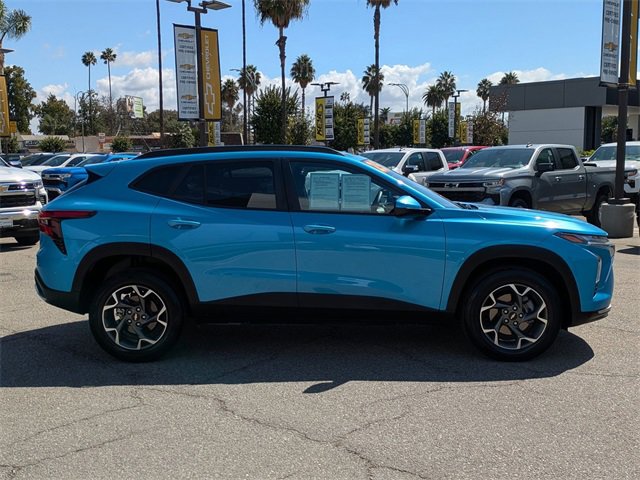 2025 Chevrolet Trax LT photo 2