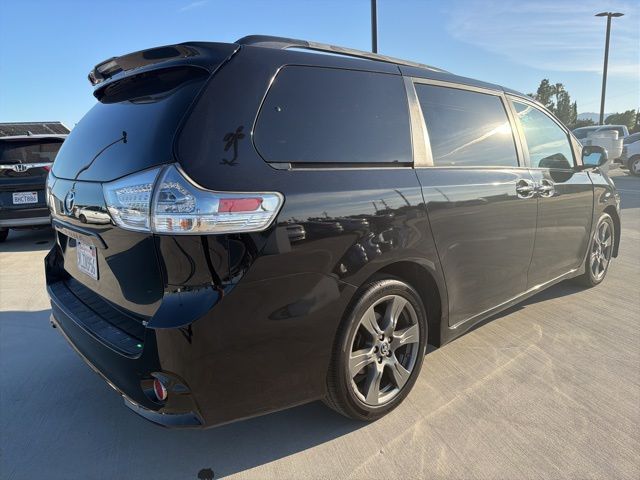2020 Toyota Sienna SE photo 2