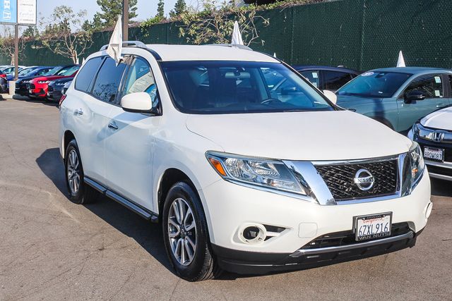 2013 Nissan Pathfinder SV photo 2