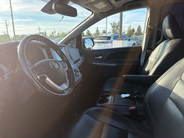 2020 Toyota Sienna SE photo 3