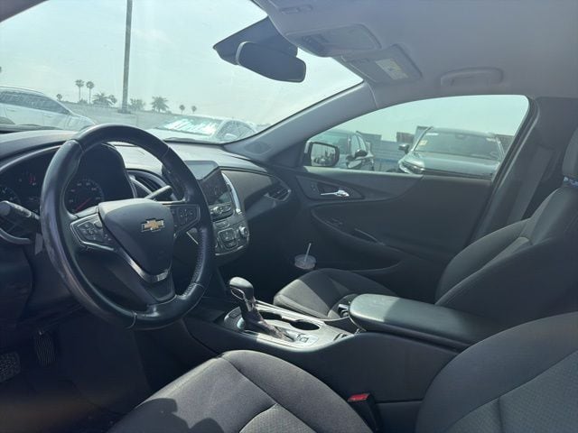 2022 Chevrolet Malibu RS photo 2