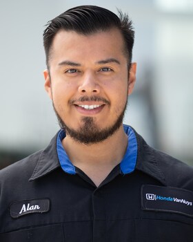 Staff member Alan Maya from d1b7614ec264