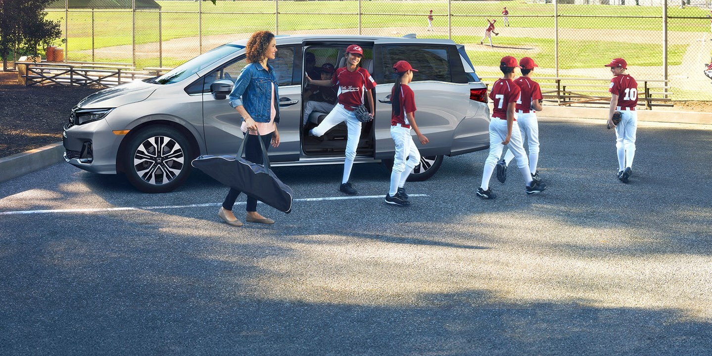2027-honda-odyssey-elite-profile-baseball-field-07.jpg