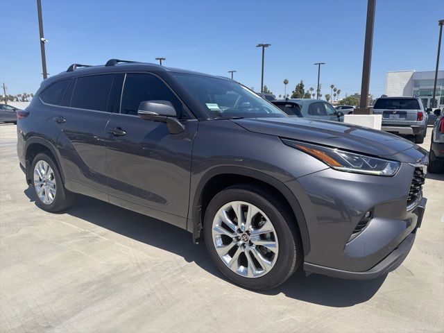 2024 Toyota Highlander Limited FWD's photo