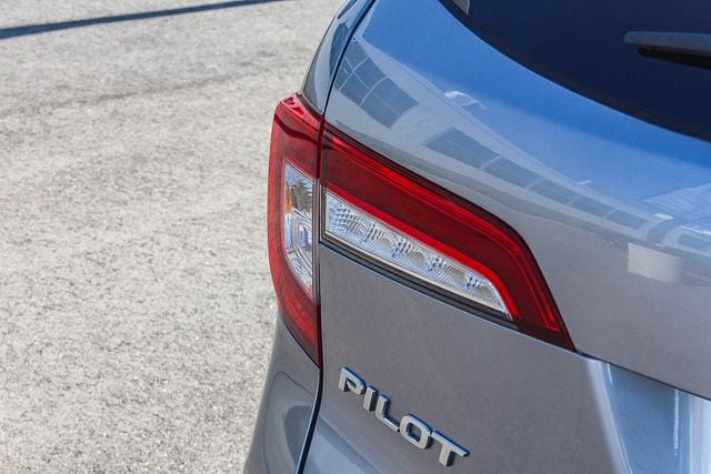 2021 Honda Pilot Special Edition photo 3