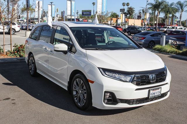 2025 Honda Odyssey Touring photo 2