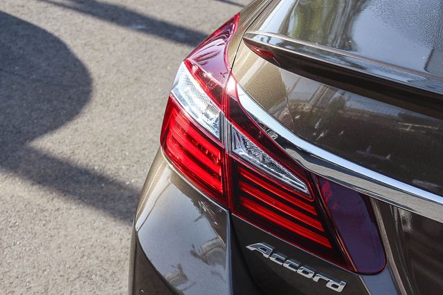 2017 Honda Accord Hybrid Touring photo 3