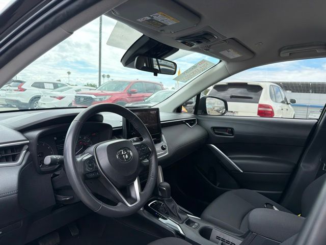 2024 Toyota Corolla Cross LE photo 4