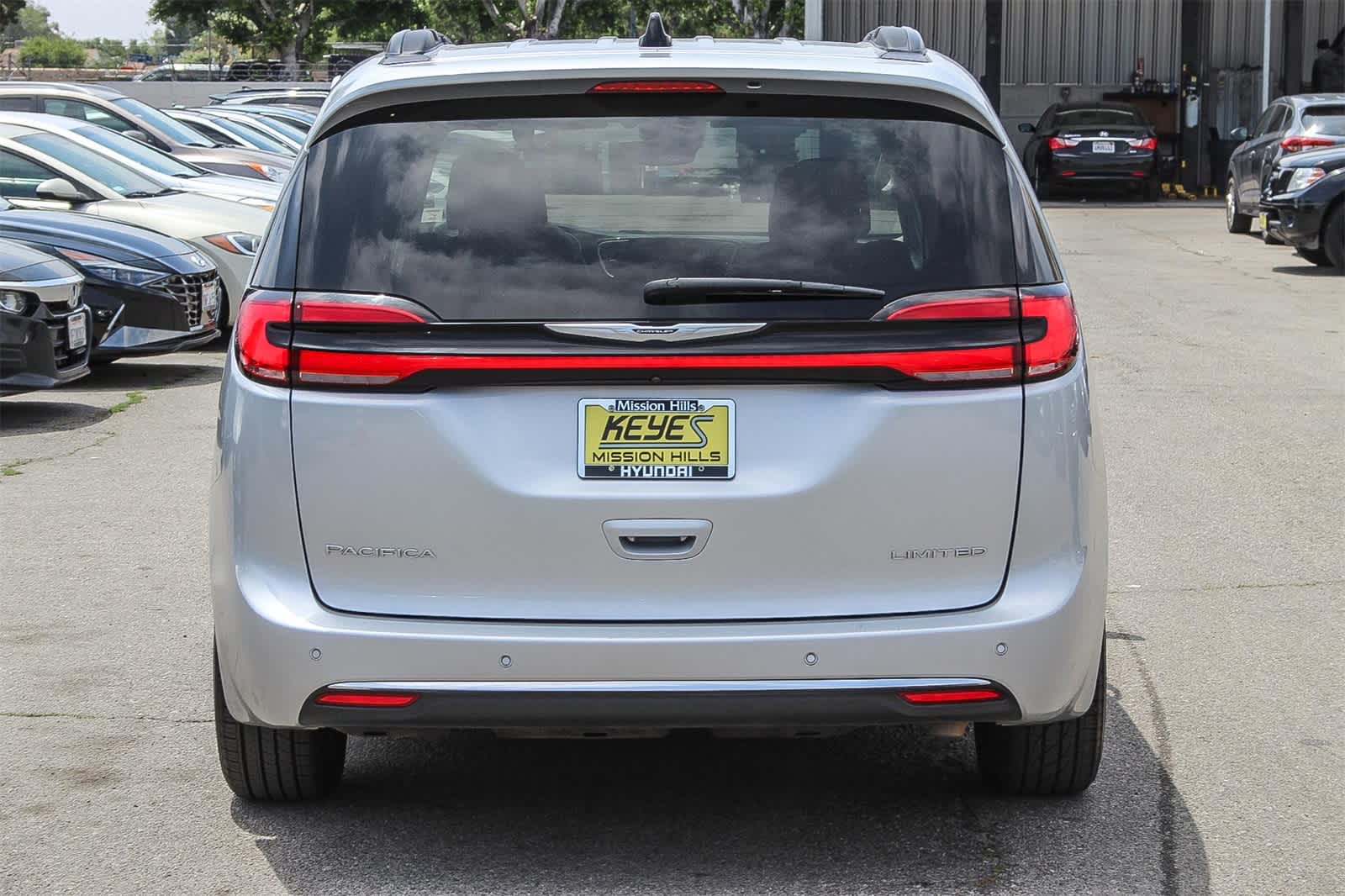 Thumbnail: 2023 Chrysler Pacifica - 5