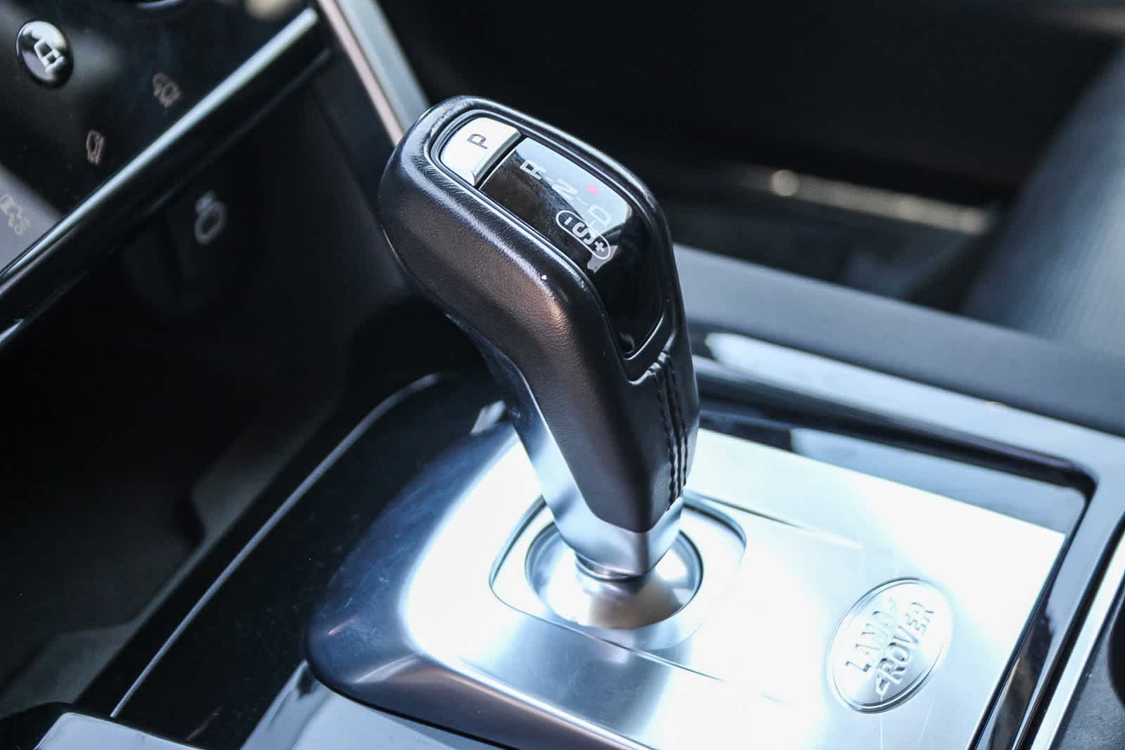 Thumbnail: 2022 Land Rover Discovery Sport - 18