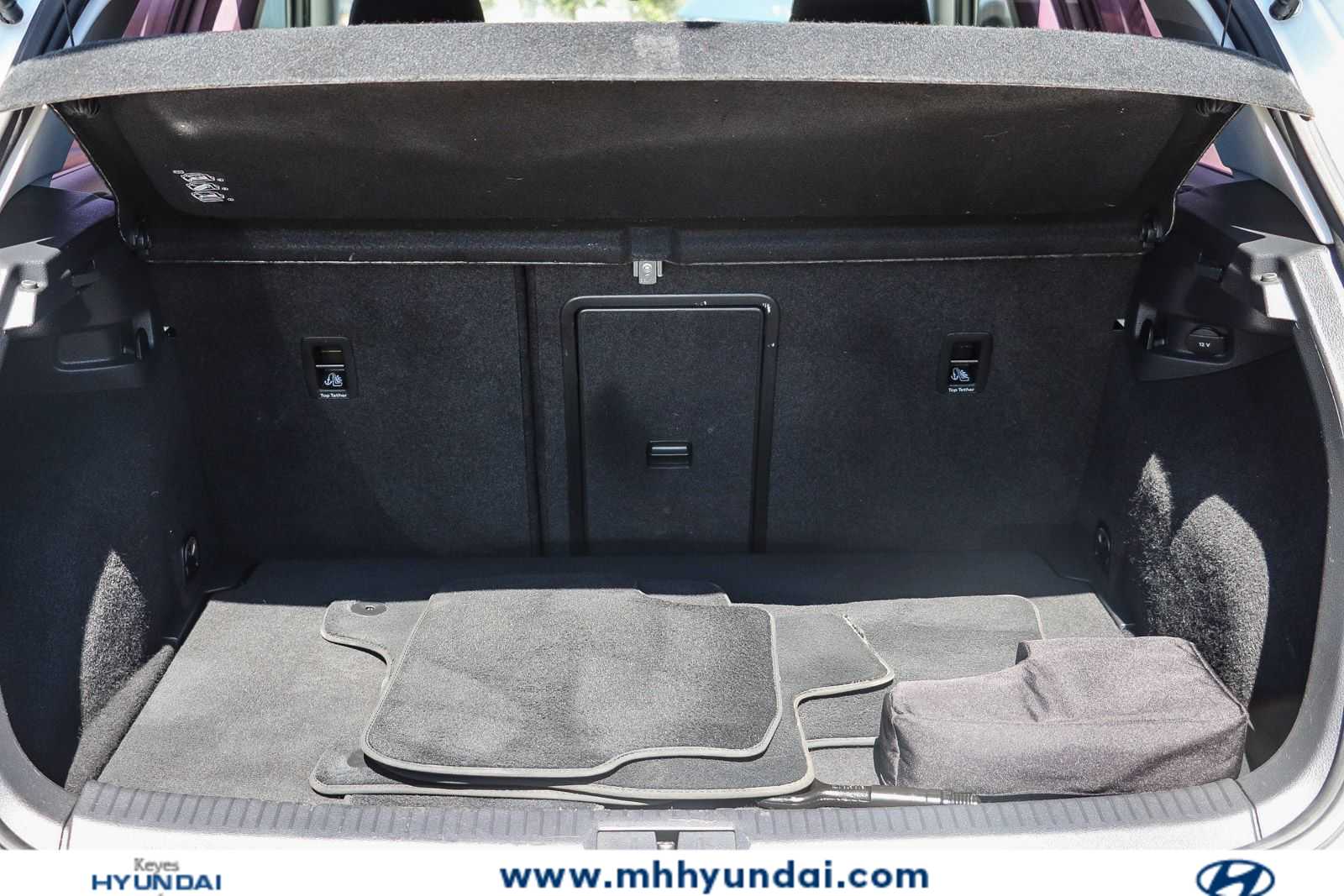 Thumbnail: 2017 Volkswagen e-Golf - 24