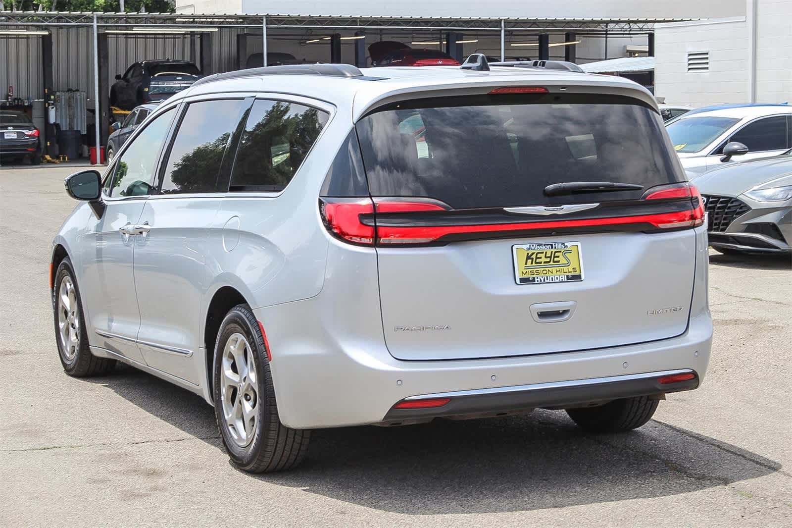 Thumbnail: 2023 Chrysler Pacifica - 6