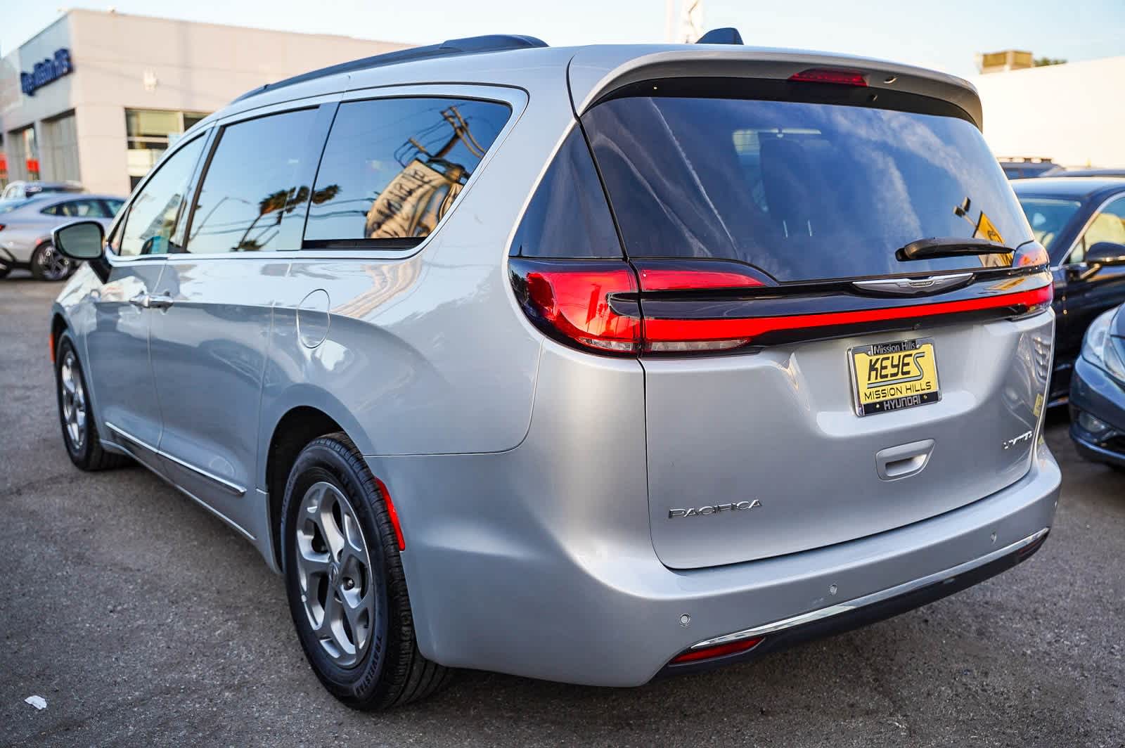 Thumbnail: 2023 Chrysler Pacifica - 8