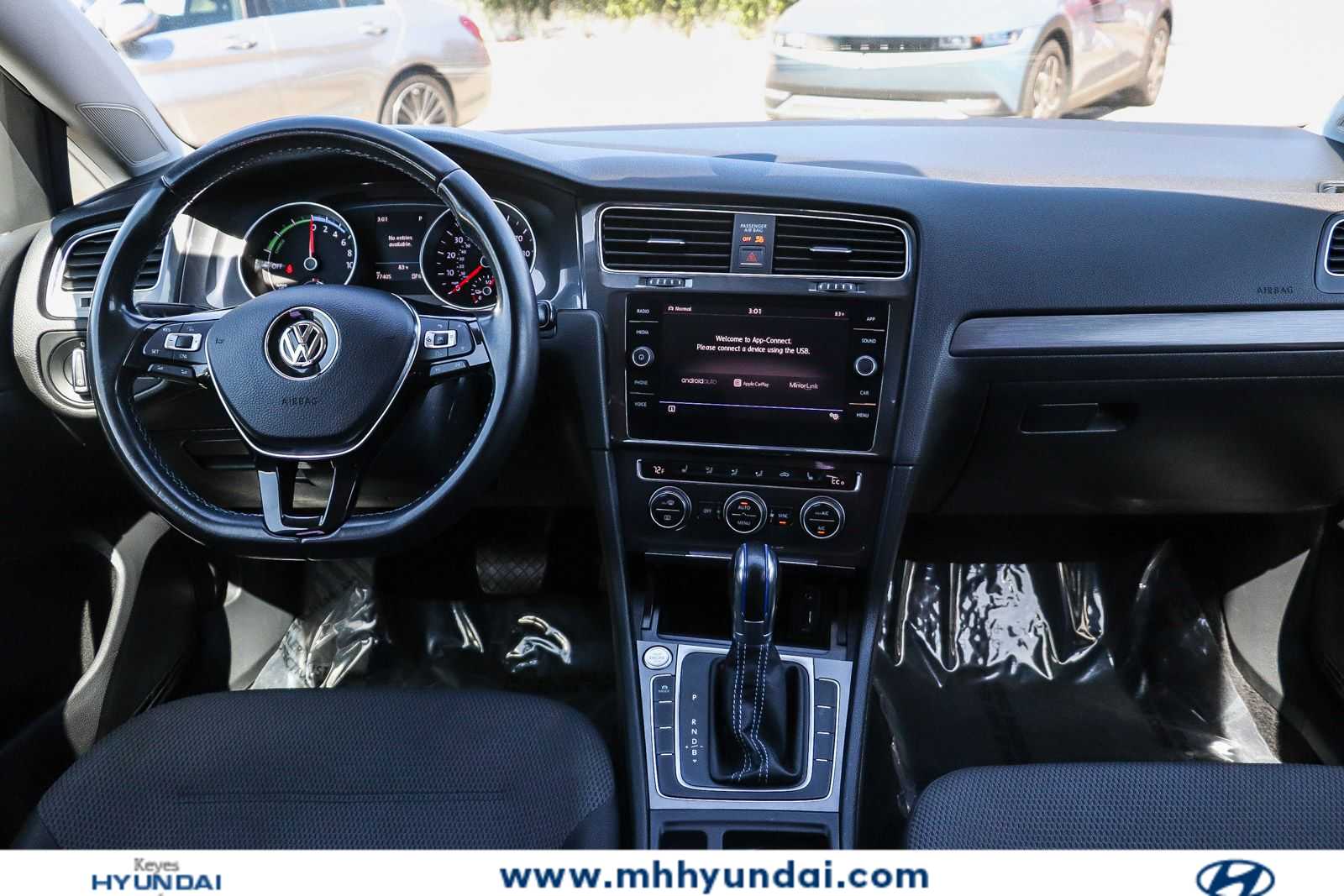 Thumbnail: 2017 Volkswagen e-Golf - 11