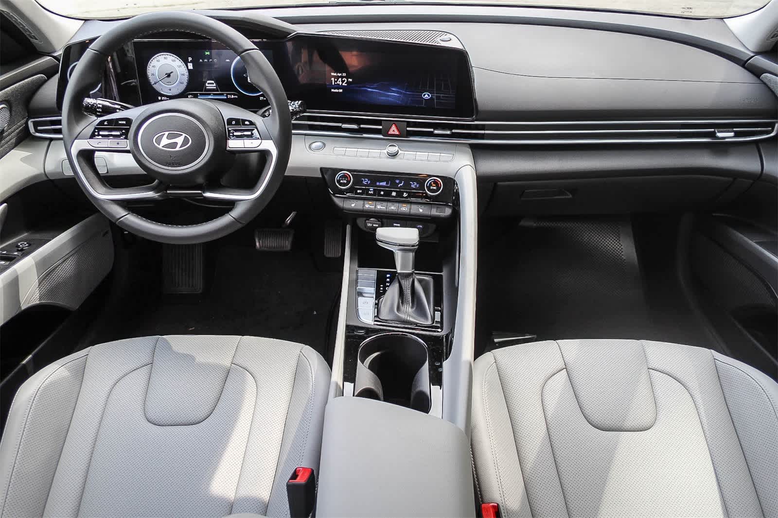 Thumbnail: 2025 Hyundai Elantra - 17