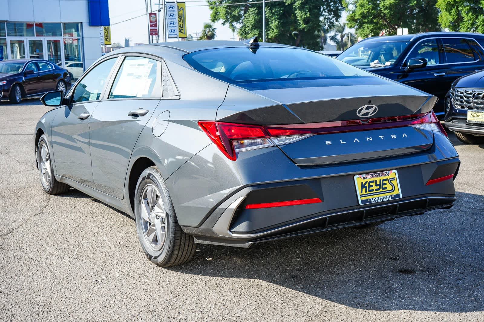 2025 Hyundai Elantra SE photo 2