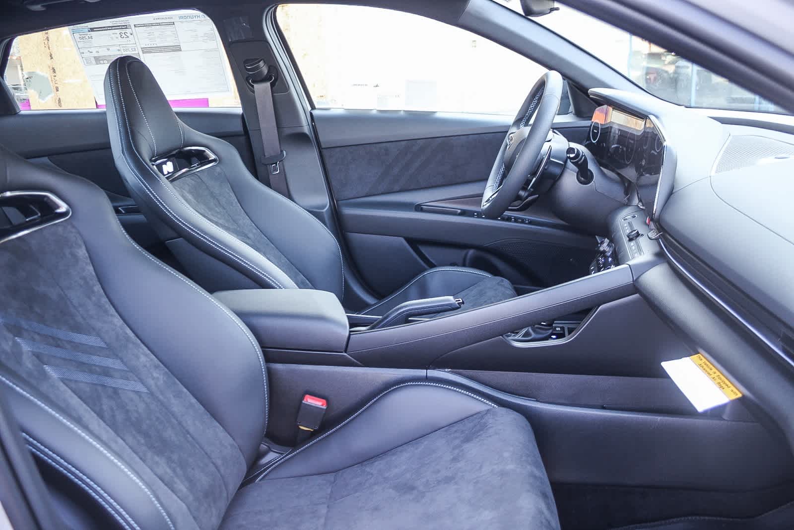 2025 Hyundai Elantra Base 14