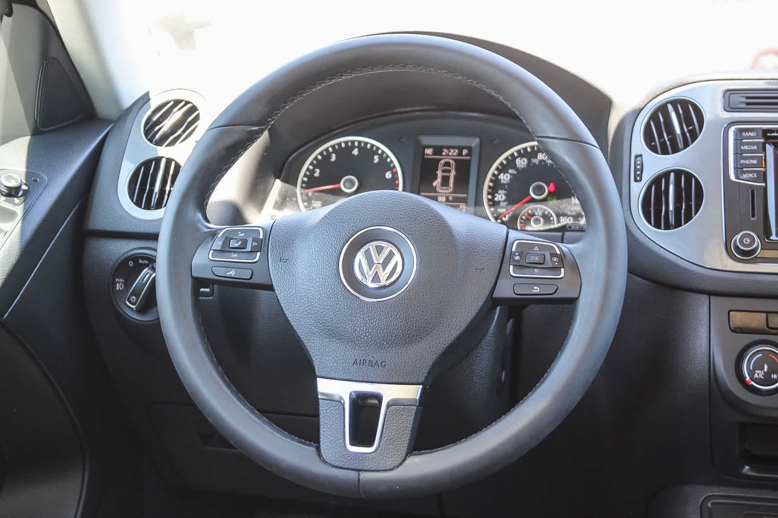 Thumbnail: 2016 Volkswagen Tiguan - 17