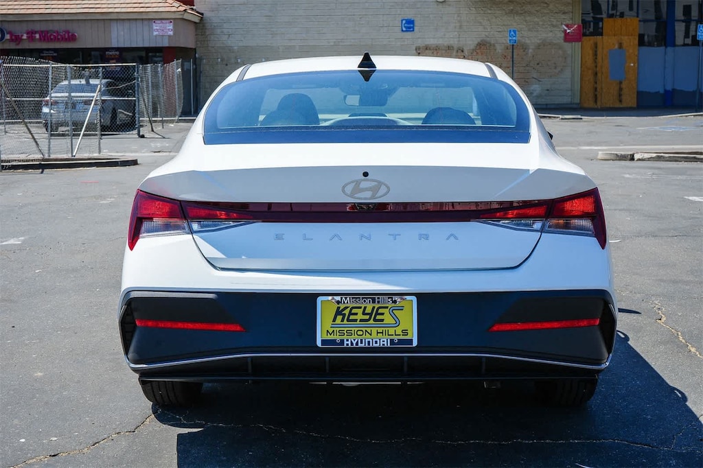 New 2025 Hyundai Elantra SE Sedan