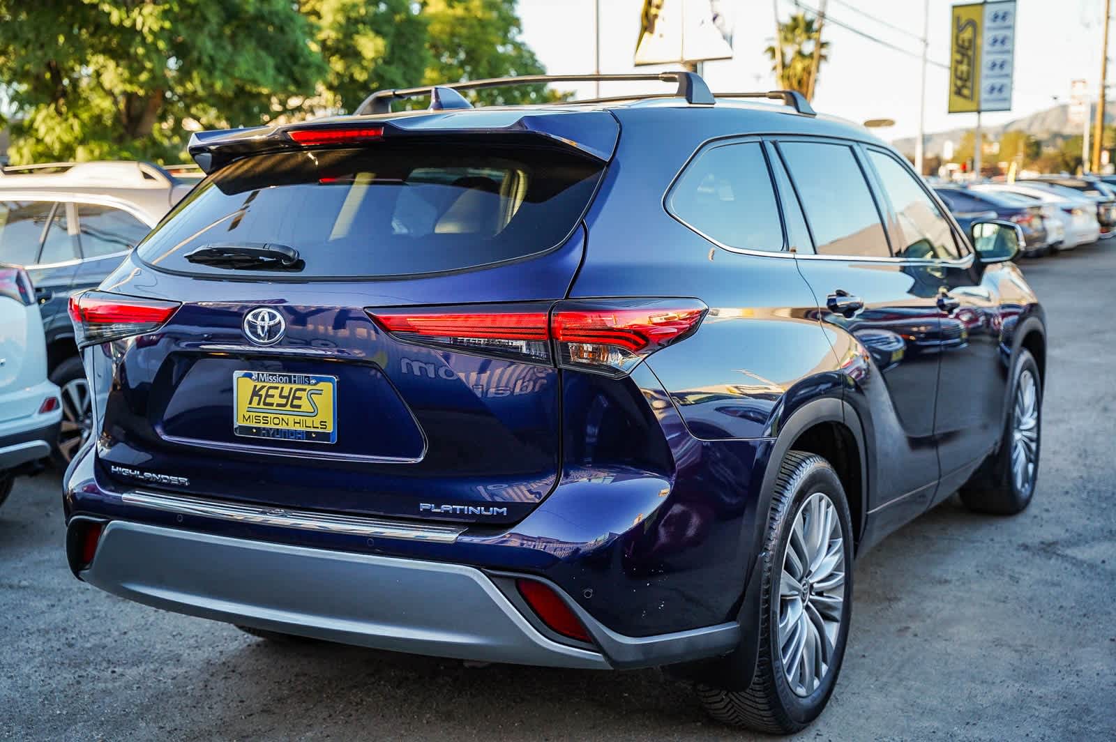 Thumbnail: 2022 Toyota Highlander - 8