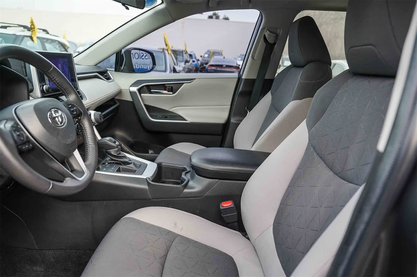 Thumbnail: 2023 Toyota RAV4 - 17