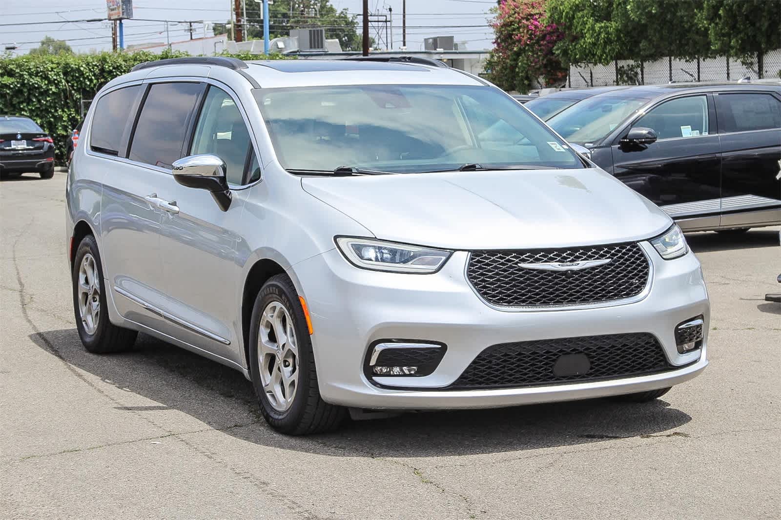 Thumbnail: 2023 Chrysler Pacifica - 3