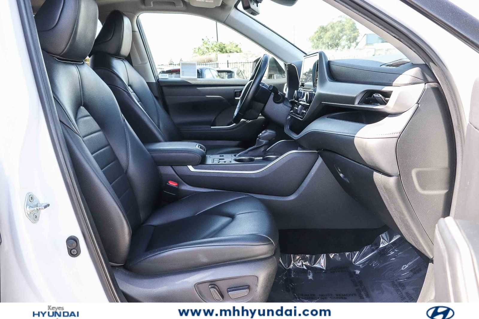 Thumbnail: 2023 Toyota Highlander - 16