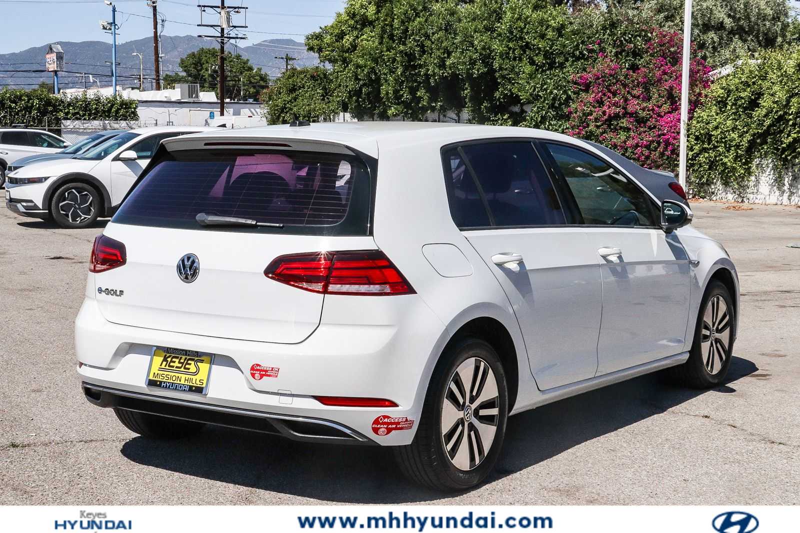 Thumbnail: 2017 Volkswagen e-Golf - 4