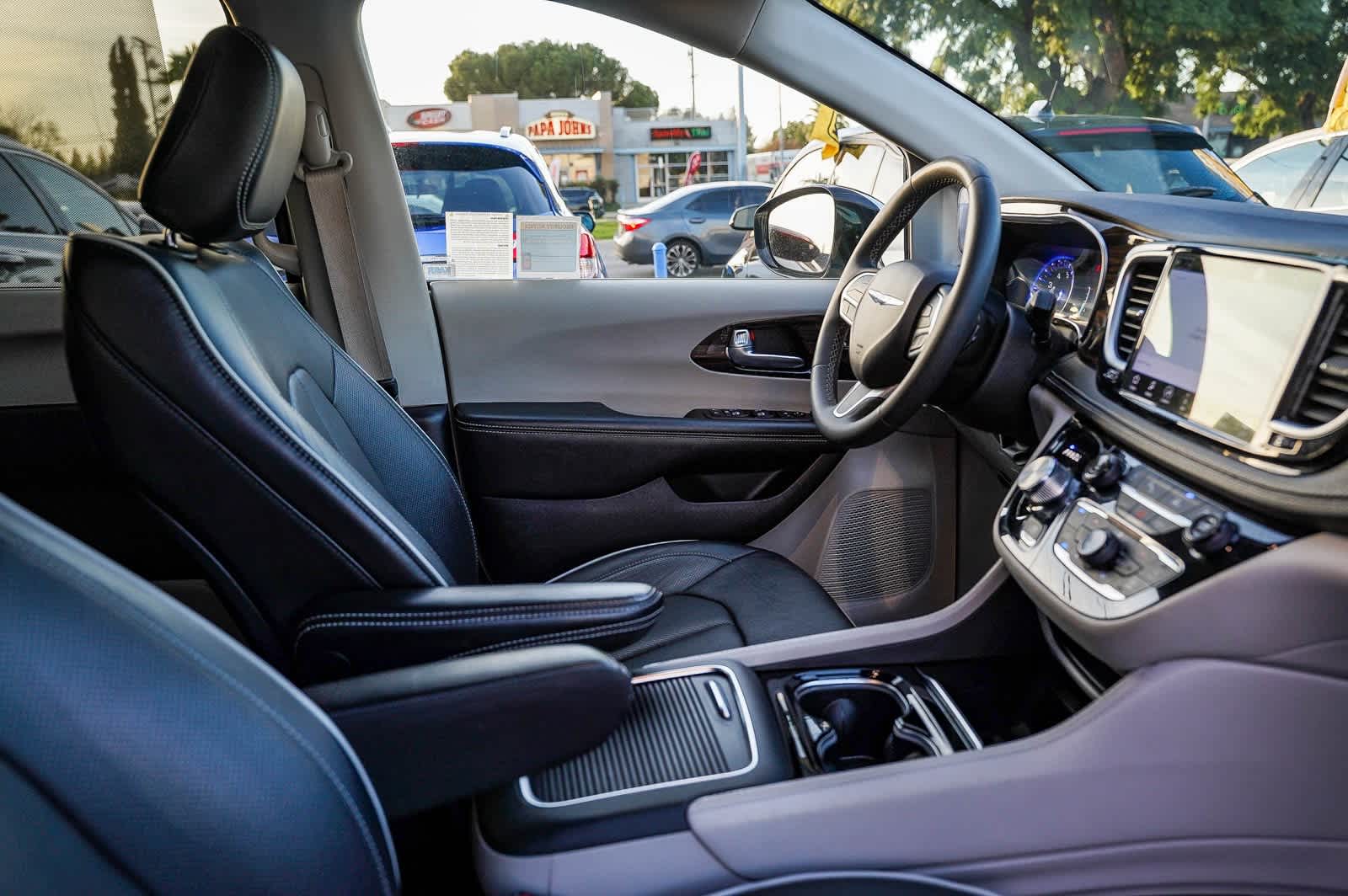 Thumbnail: 2023 Chrysler Pacifica - 16