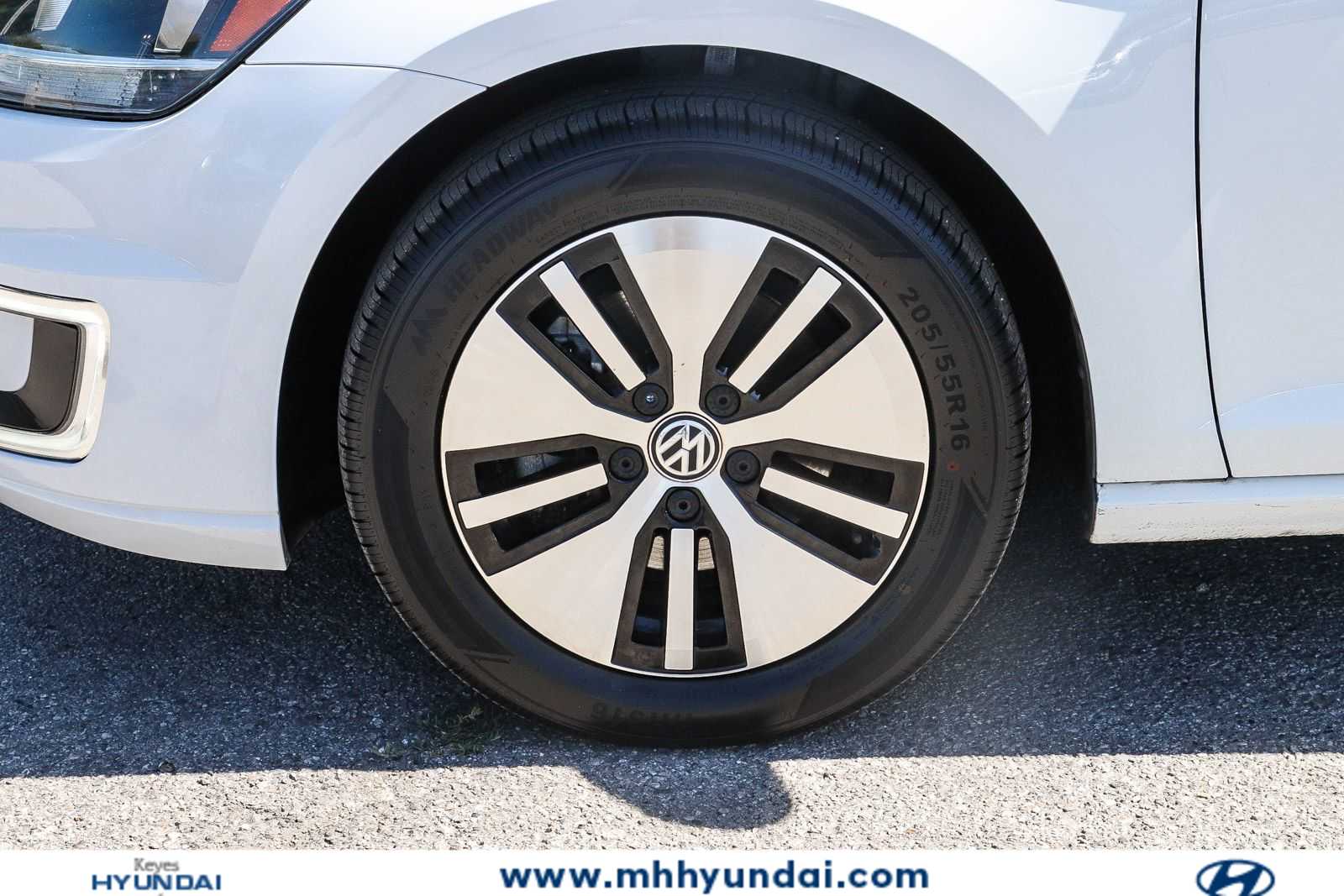 Thumbnail: 2017 Volkswagen e-Golf - 9