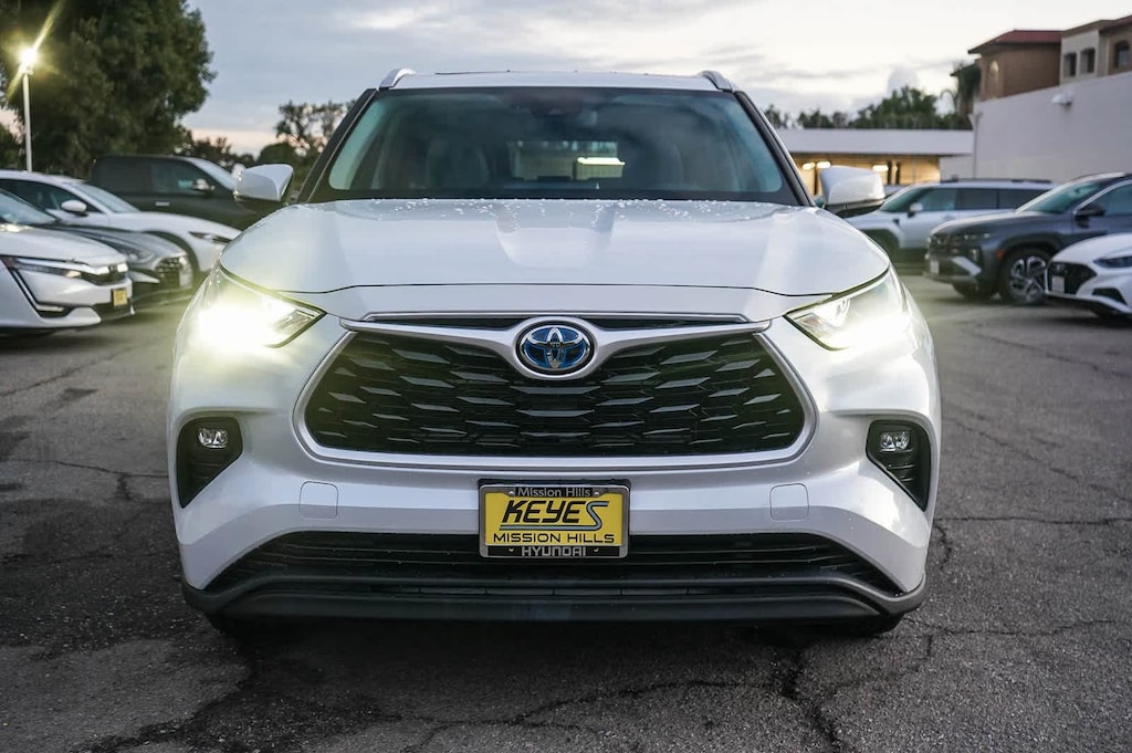 Used 2022 Toyota Highlander Hybrid XLE Bronze SUV