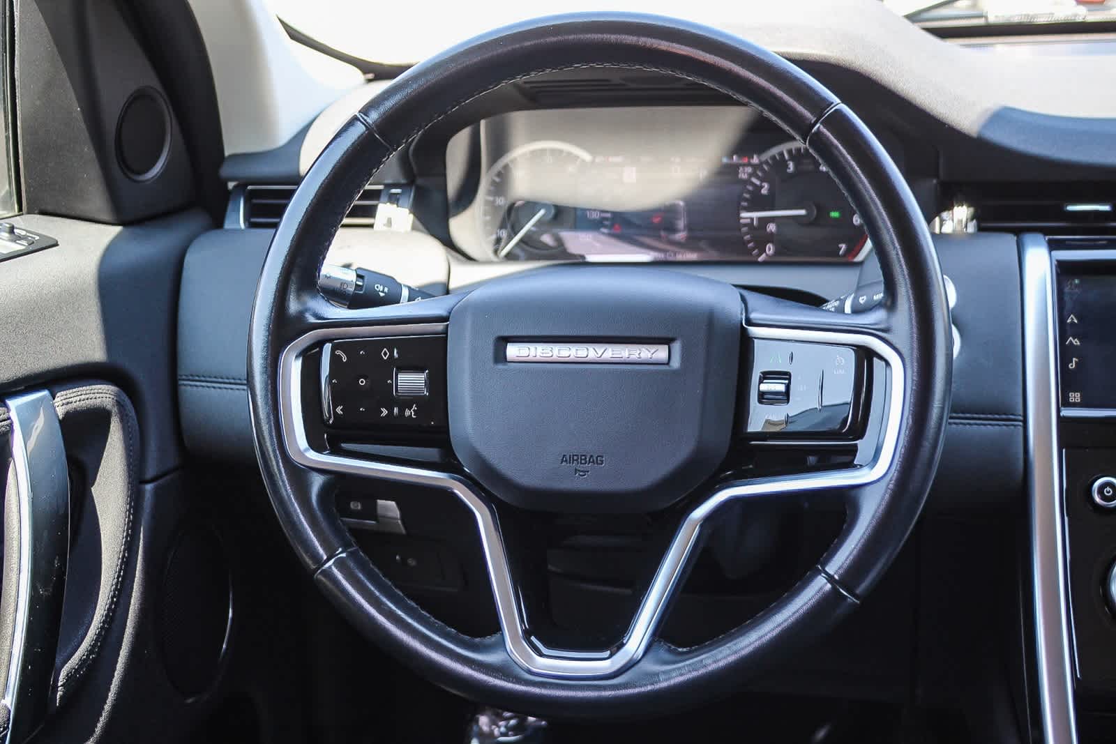 Thumbnail: 2022 Land Rover Discovery Sport - 17