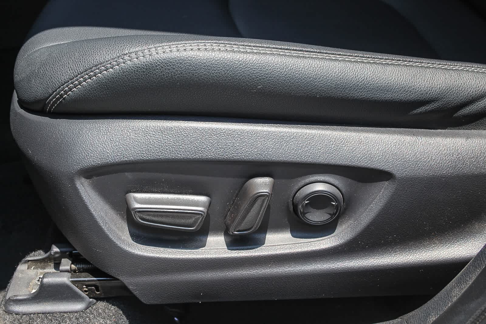 2023 Toyota Corolla Cross XLE 22