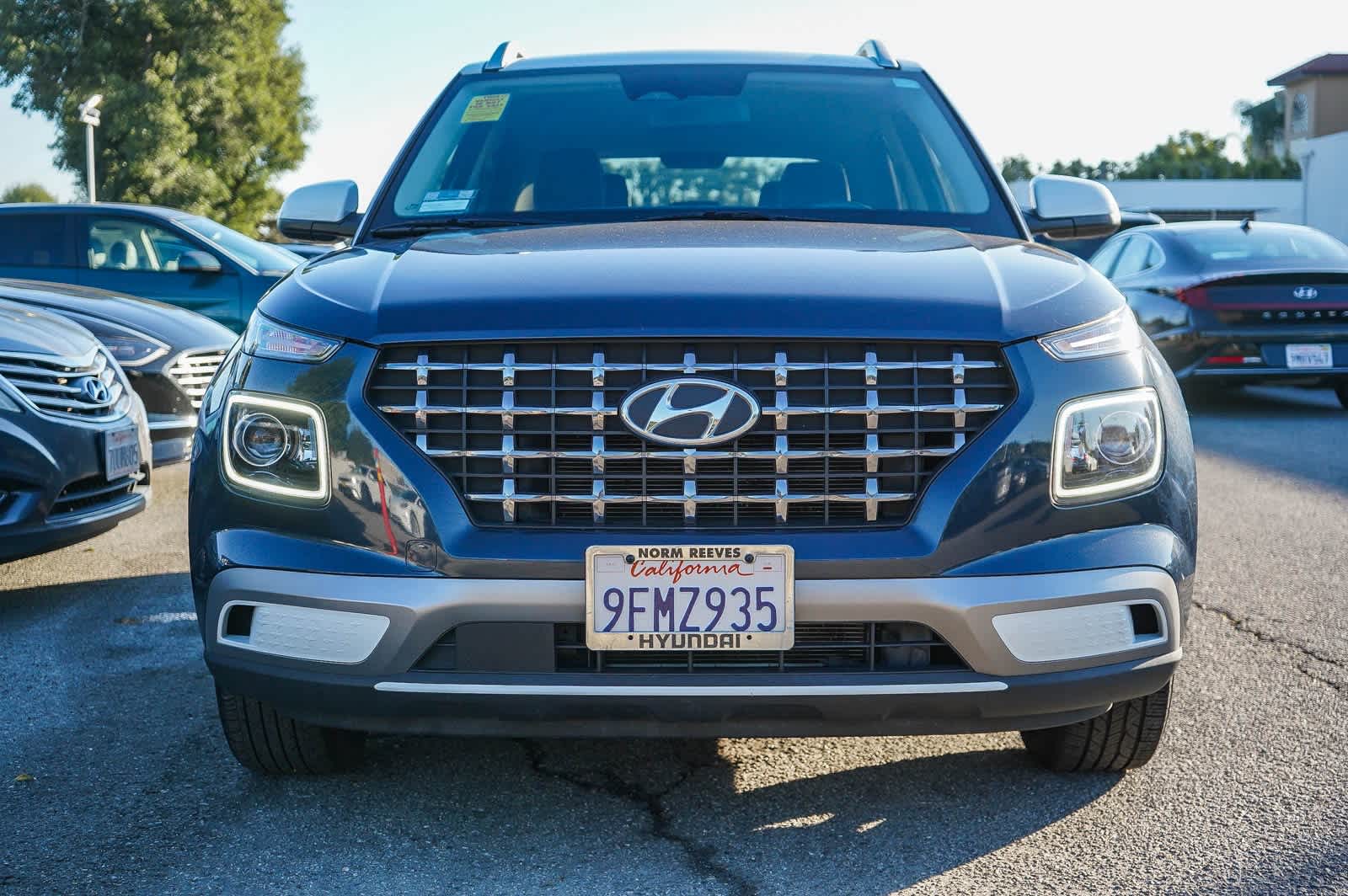 2023 Hyundai Venue Limited photo 2