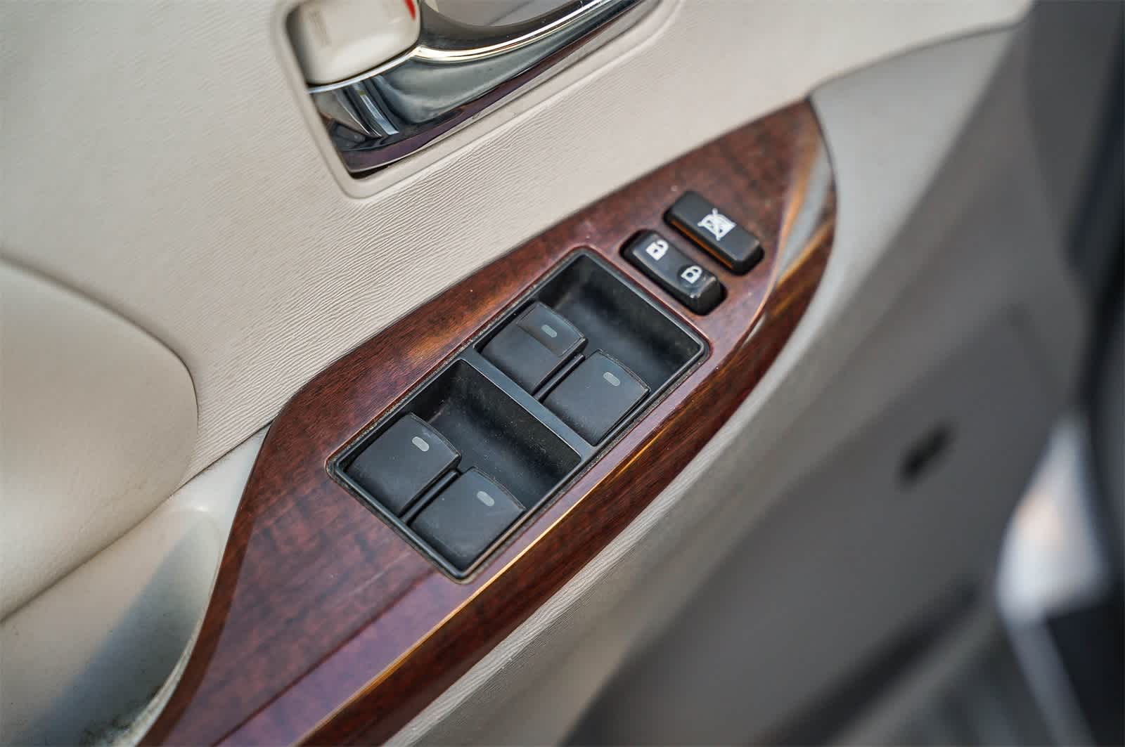 Thumbnail: 2013 Toyota Sienna - 19