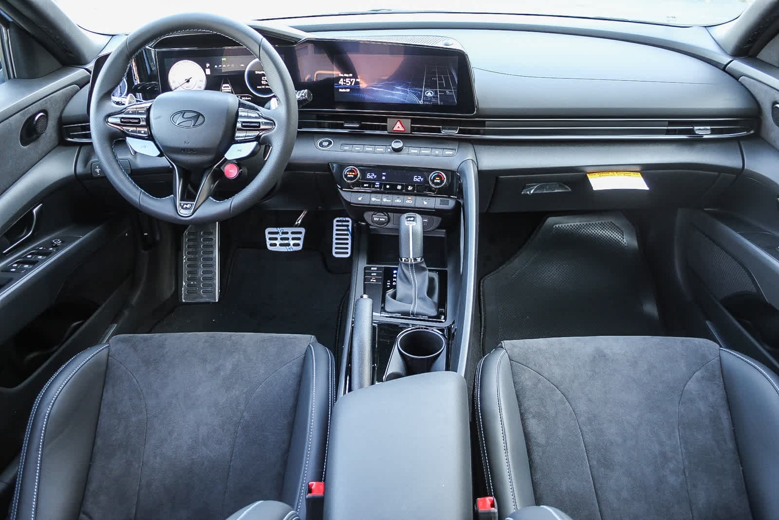 2025 Hyundai Elantra Base 17