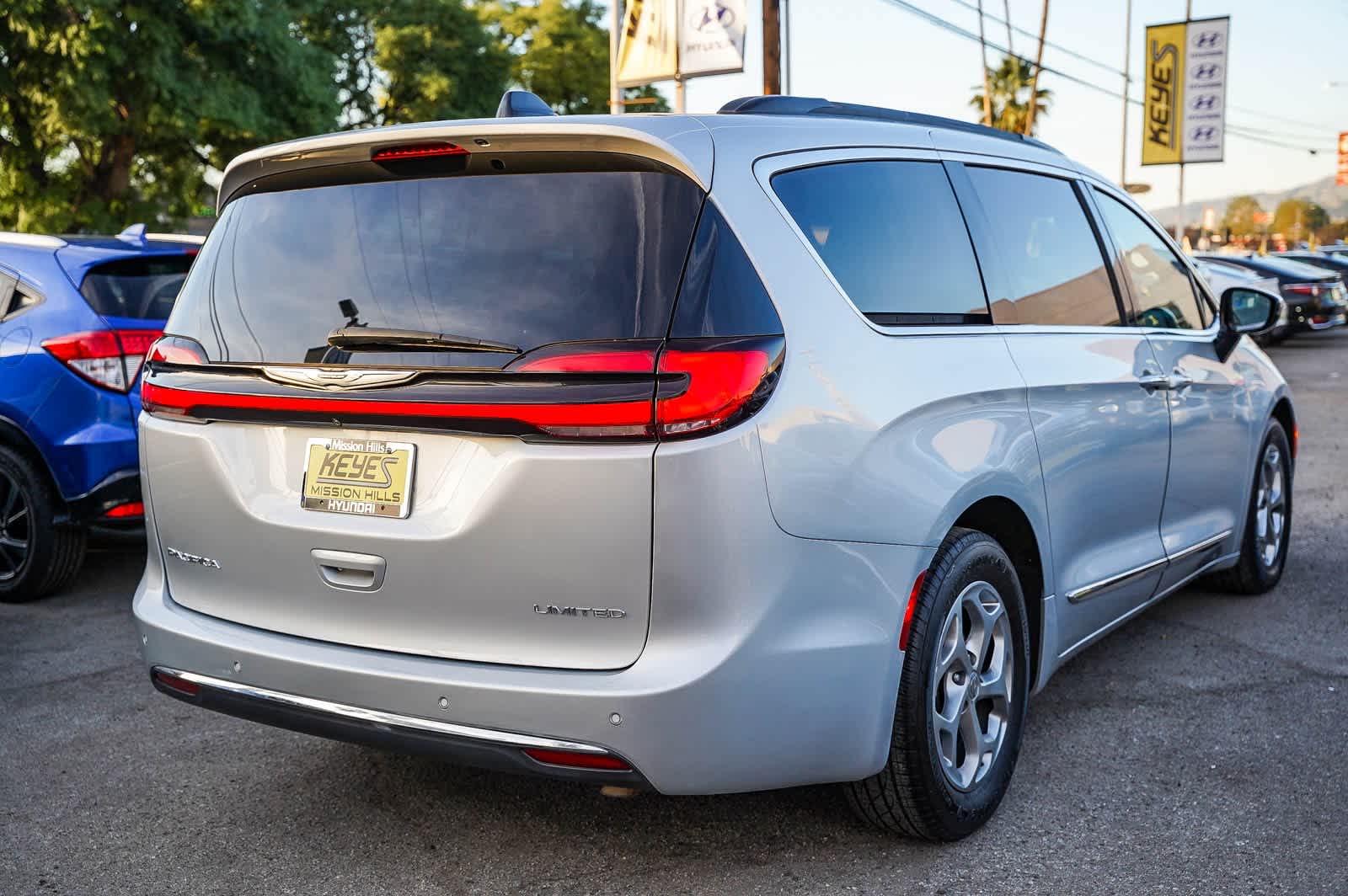 Thumbnail: 2023 Chrysler Pacifica - 10