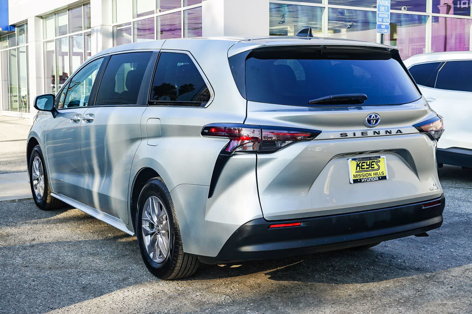 Thumbnail: 2024 Toyota Sienna - 2