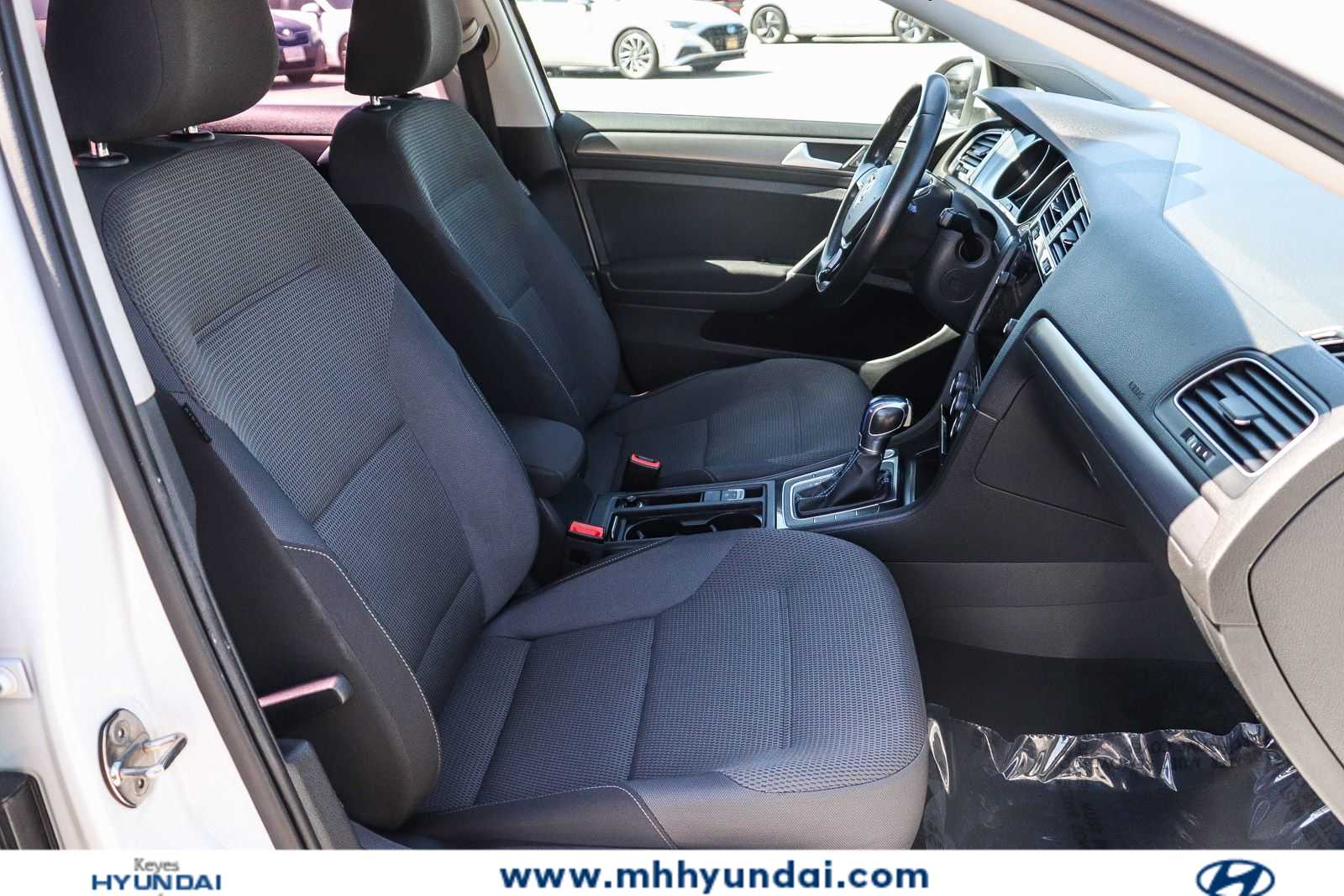 Thumbnail: 2017 Volkswagen e-Golf - 15