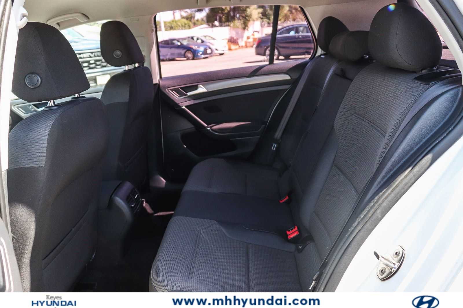 Thumbnail: 2017 Volkswagen e-Golf - 17