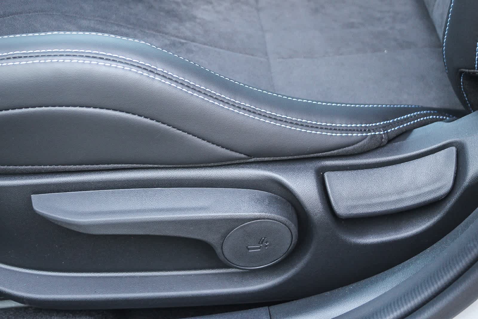 2025 Hyundai Elantra Base 23