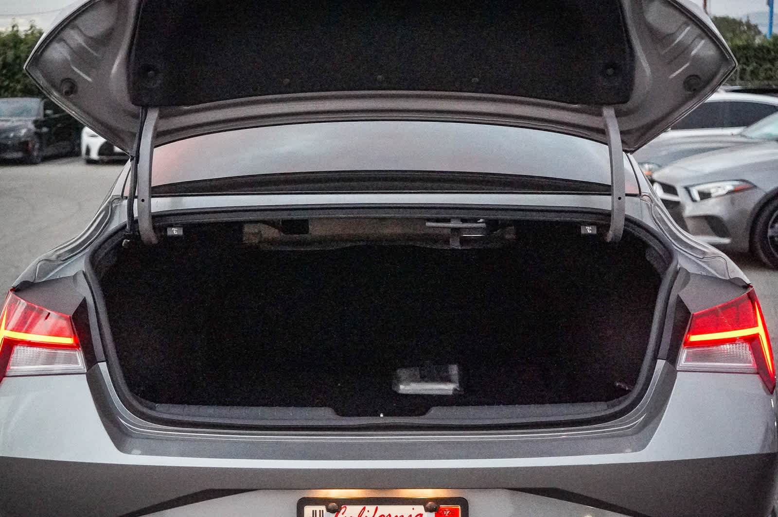 Thumbnail: 2022 Hyundai Elantra - 24