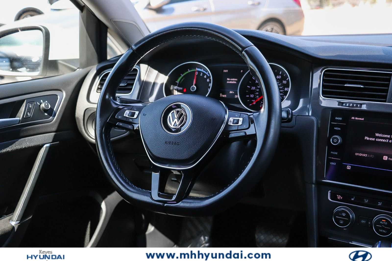 Thumbnail: 2017 Volkswagen e-Golf - 14