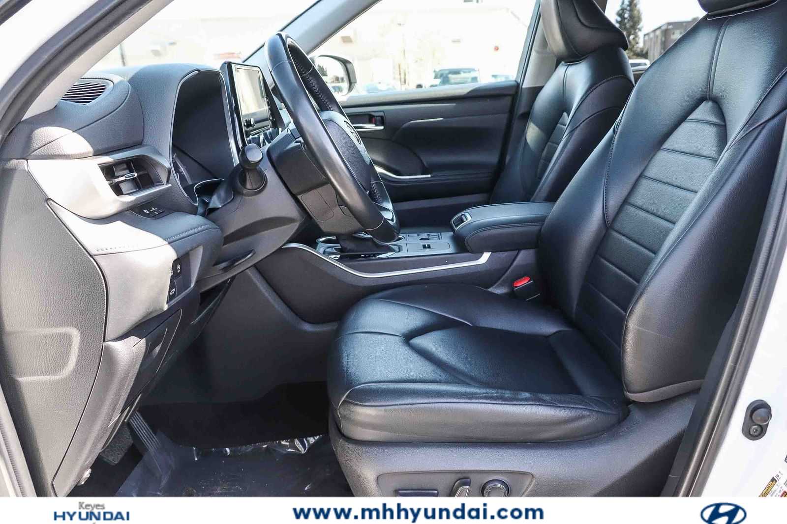 Thumbnail: 2023 Toyota Highlander - 17