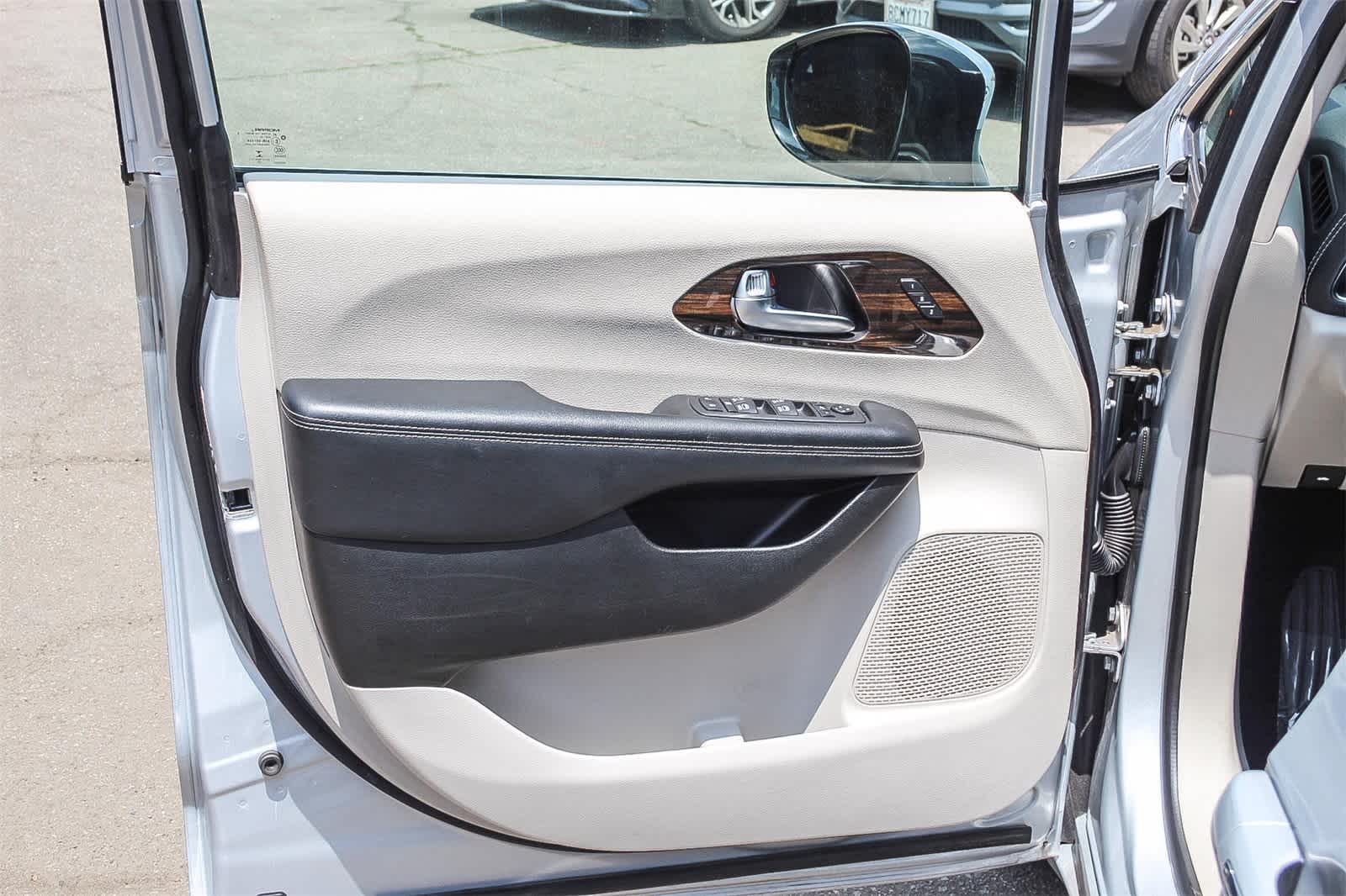 Thumbnail: 2023 Chrysler Pacifica - 19