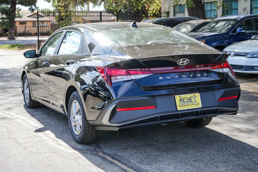New 2025 Hyundai Elantra SE Sedan
